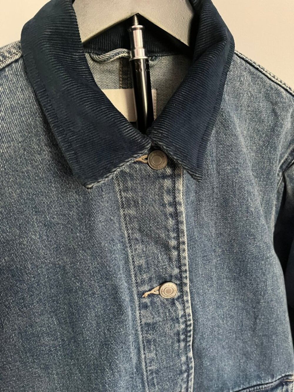 Cropped Aritzia denim jacket with corduroy collar size L - Picture 3 of 9